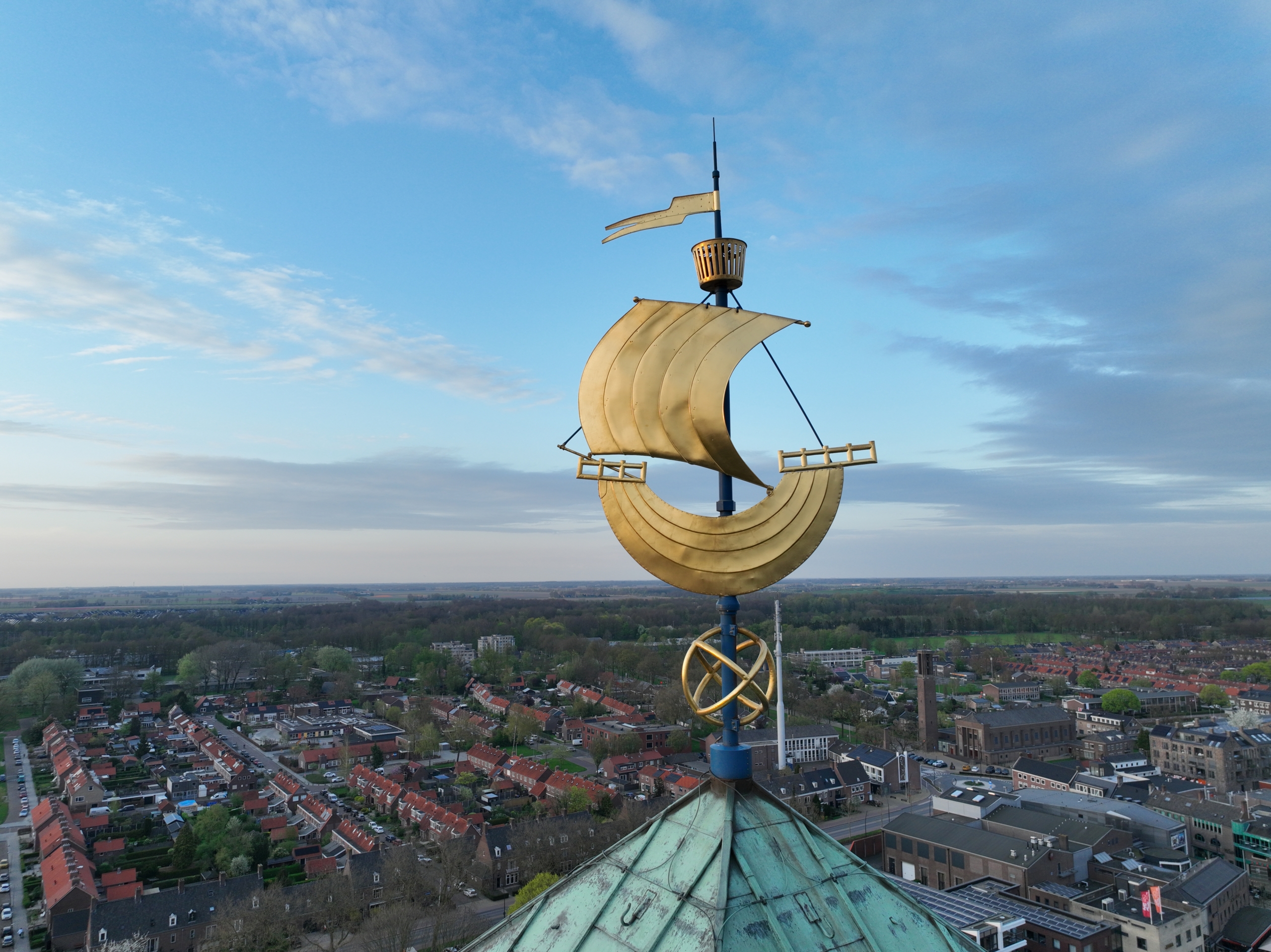 Poldertoren met windvaan koggeschip